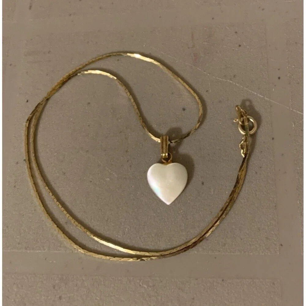 Vintage Gold Tone MOP Mother Of Pearl Dainty Heart Pendant Necklace 16”